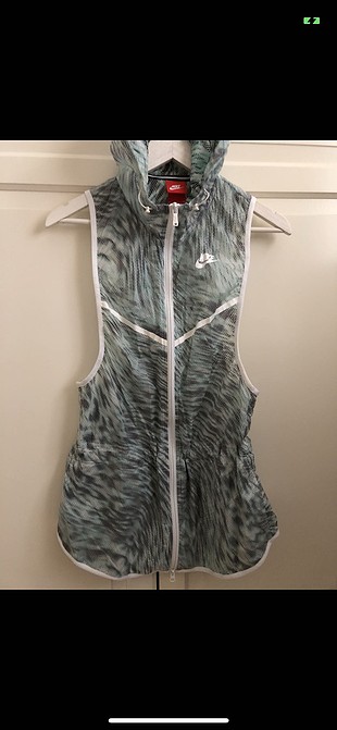 Nike yağmurluk