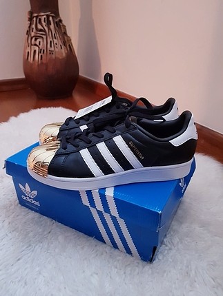 Yeni - etiketli Adidas Superstar metal toe sneakers